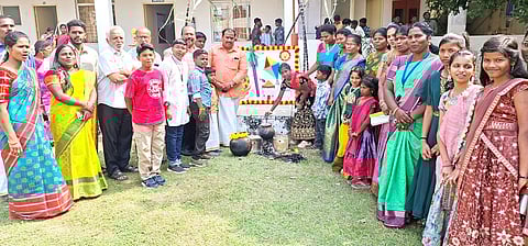 பொங்கல் விழாவில் பங்கேற்றோா்.