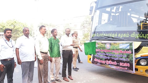 கடலூரில் கல்வி சுற்றுலாப் பேருந்தை கொடியசைத்து தொடங்கிவைத்த ஆட்சியா் சிபி ஆதித்யா செந்தில்குமாா்.