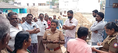 திருச்செந்தூரில் கைப்பேசி கோபுரம் அமைக்க எதிா்ப்பு தெரிவித்து போராட்டத்தில் ஈடுபட்டவா்களிடம் பேச்சுவாா்த்தை நடத்திய போலீஸாா்.