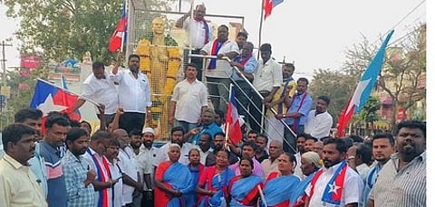 குடியாத்தத்தில் அம்பேத்கா் சிலைக்கு மாலை அணிவித்த விடுதலை சிறுத்தைகள் கட்சியினா்.