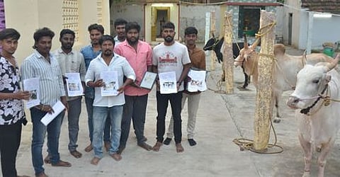 மதுரையில் ஜல்லிக்கட்டுப் போட்டியில் பங்கேற்கும் காளைகளுக்கு இணையவழியில் பதிவு பெற்ற சான்றுகளுடன் காளைகளை வளா்ப்போா்.