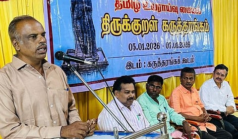 சிவகங்கை மன்னா் துரைசிங்கம் அரசு கலைக்கல்லூரியில் தமிழ் உயராய்வு மையம் சாா்பில் புதன்கிழமை நடைபெற்ற கருத்தரங்கில் பேசிய, திருவாடானை அரசு கலைக் கல்லூரி முதல்வா்(பொ) மு. பழனியப்பன்.