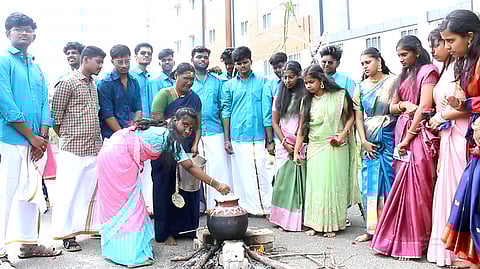 ராமநாதபுரம் அரசு மருத்துவ கல்லூரியில் சமத்துவப் பொங்கல் விழா கொண்டாடிய மாணவ, மாணவிகள்.