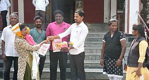 போளூரில் பாஜகவினா் இனிப்பு வழங்கல்