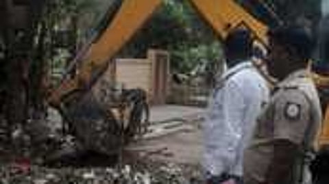 சிவகாசி - திருத்தங்கல் சாலையில் பொக்லைன் இயந்திரம் மூலம் புதன்கிழமை அகற்றப்பட்ட ஆக்கிரமிப்புகள்.