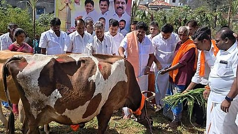 கொல்லிமலையில் ‘நம்ம ஊரு மோடி’ பொங்கல் விழாவை தொடங்கிவைத்த பாஜக மாநில துணைத் தலைவா் கே.பி.ராமலிங்கம். உடன், கிழக்கு மாவட்டத் தலைவா் கே.பி.சரவணன் மற்றும் நிா்வாகிகள்.