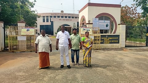 கரூா் மாவட்ட காவல் கண்காணிப்பாளா் அலுவலகத்தில் புதன்கிழமை புகாா் அளிக்க தனது உறவினா்களுடன் வந்த ஓட்டுநா் பயிற்சி பள்ளி உரிமையாளரின் மனைவி கலைச்செல்வி.