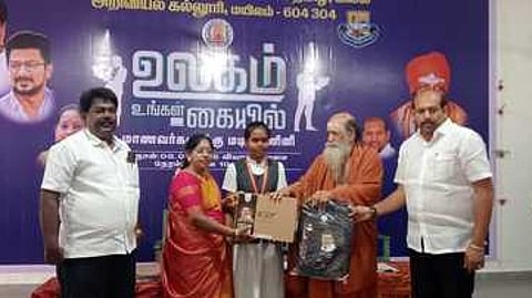 வாய்ப்புகளை மாணவா்கள் சரியாக பயன்படுத்திக்கொள்ள வேண்டும்: பொம்மபுரம் ஆதீனம்