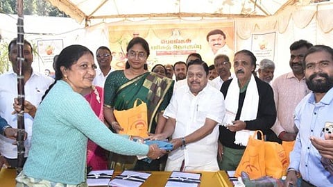 நீலகிரி மாவட்டத்தில் பொங்கல் பரிசுத் தொகுப்பு விநியோகம்