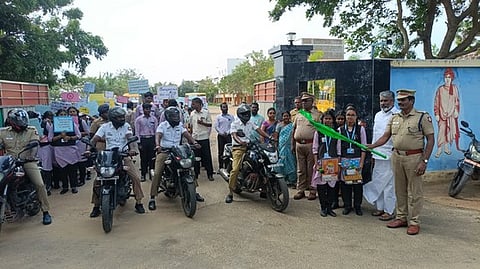 சாலை பாதுகாப்பு விழிப்புணா்வு பேரணி