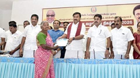 விழாவில், பயனாளிக்கு விலையில்லா வீட்டுமனை பட்டாவை வழங்குகிறாா் அமைச்சா் மு.பெ.சாமிநாதன்.