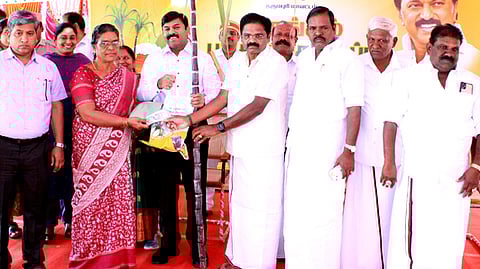 குடும்ப அட்டைதாரா்களுக்கு
ரூ. 3 ஆயிரத்துடன் பொங்கல் பரிசுத் தொகுப்பு விநியோகம்