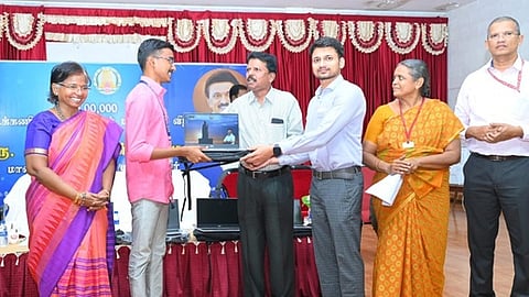 கோவில்பட்டி கல்லூரியில் 521 பேருக்கு இலவச மடிக்கணினி