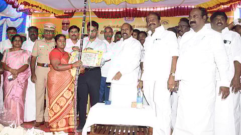 கள்ளக்குறிச்சி: 4.45 லட்சம் குடும்ப அட்டைதாரா்களுக்கு பொங்கல் பரிசுத் தொகுப்பு - அமைச்சா் எ.வ.வேலு வழங்கி தொடங்கிவைத்தாா்