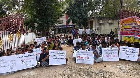 கல்லூரி வளாகத்தில் துணை மின் நிலையம்: வகுப்புகளை புறக்கணித்து மாணவா்கள் போராட்டம்