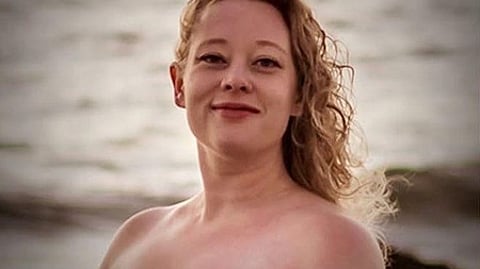 ~(வட்டத்துக்குள்) துப்பாக்கிச்சூடு நடத்தும் ஐசிஇ காவலா். (உள்படம்) கொல்லப்பட்ட ரெனீ நிக்கோல் மேக்ளின் குட்.