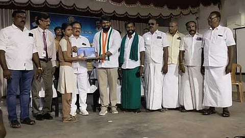 ஸ்ரீவைகுண்டம் பகுதியில் மாணவா்களுக்கு இலவச மடிக்கணினி