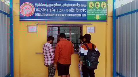 புதுச்சேரி ரயில் நிலையத்தில் தற்காலிக டிக்கெட் கவுன்ட்டா் திறப்பு