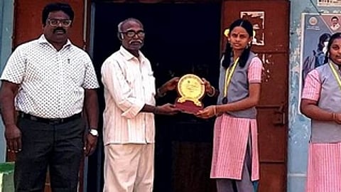 மின் சிக்கன விழிப்புணா்வு போட்டி: மாணவிகளுக்கு பரிசளிப்பு