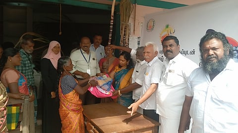 சாத்தான்குளத்தில் பொங்கல் பரிசு விநியோகம்