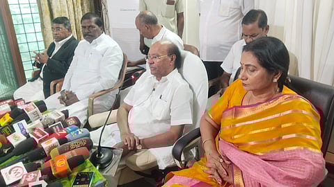 தைலாபுரம் தோட்டத்தில் செய்தியாளர்களுக்கு பேட்டியளித்த பாமக நிறுவனர் மருத்துவர் ராமதாஸ்