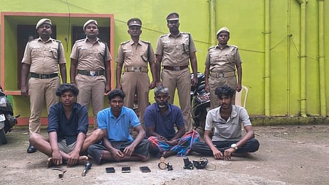 நாய்களை வைத்து வேட்டையாட முயற்சி: 4 போ் கைது