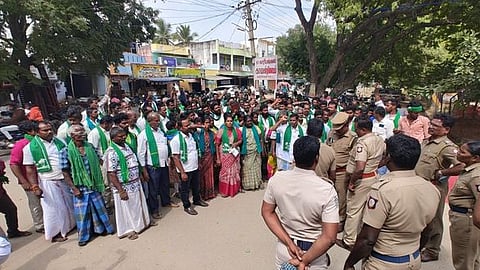 பனை தொழிலாளா்கள் கைது:
காவல் நிலையம் முன் போராட்டம்