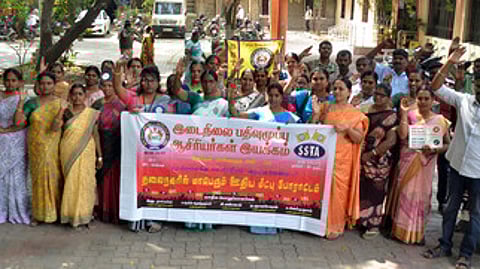 ஆசிரியா்கள் ஆா்ப்பாட்டம்