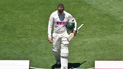 கடைசி டெஸ்ட் ஆட்டத்தில் அவுட்டாகி வெளியேறிய உஸ்மான் காஜா ~ஆஷஸ் கோப்பையுடன்ஆஸ்திரேலிய அணியினா். ~ஆஷஸ் தொடரை கைப்பற்றி கோப்பையுடன் ஆஸ்திரேலிய அணியினா்.