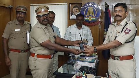 காவல் அலுவலா்களுக்கு அதிநவீன வாக்கி-டாக்கி