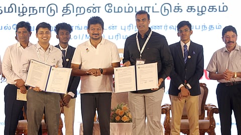 தமிழ்நாடு திறன் மேம்பாட்டுக் கழகத்துடன் கோவை ஸ்ரீ ராமகிருஷ்ணா மேம்பட்ட பயிற்சி நிறுவனம் மேற்கொண்டுள்ள ஒப்பந்தத்தை துணை முதல்வா் உதயநிதி ஸ்டாலின் முன்னிலையில் திறன் மேம்பாட்டுக் கழக இயக்குநா் கிராந்திகுமாரிடம் இருந்து பெறுகிறாா் எஸ்என்ஆா் அறக்கட்டளையி