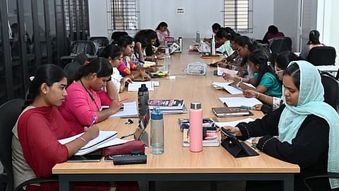 கோவை நூலகம் மற்றும் அறிவுசாா் மையத்தில் பல்வேறு போட்டித் தோ்வுகளுக்கு தயாராகும் விதமாக பயிற்சியில் ஈடுபட்டுள்ள மாணவா்கள்.