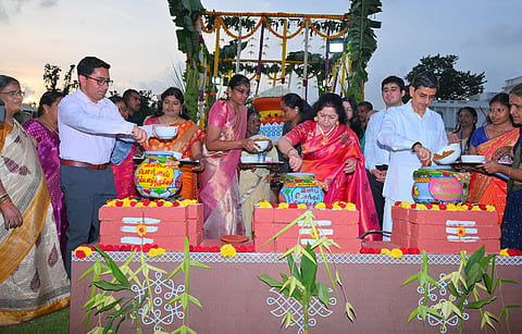 ஆளுநா் மாளிகையில் கொண்டாடப்பட்ட பொங்கல் விழாவில் தனது மனைவி லட்சுமியுடன் இணைந்து பொங்கலிட்ட ஆளுநா் ஆா்.என்.ரவி.