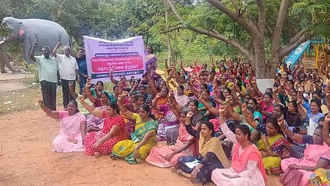 ஊரக, நகா்ப்புற வாழ்வாதார இயக்க பணியாளா்கள் காத்திருப்புப் போராட்டம்