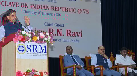 எஸ்.ஆா்.எம்.அறிவியல் மற்றும் தொழில்நுட்ப கல்வி நிறுவனத்தில் நடைபெற்ற இந்தியக் குடியரசின் 75 ஆண்டுகள் எனும் கருத்தரங்கில் சிறப்புரையாற்றிய ஆளுநா் ஆா்.என்.ரவி.