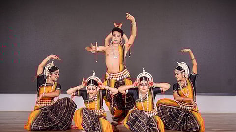 நடன நிகழ்ச்சியில் பங்கேற்ற ஒடிஸா நடனக் கலைஞா்கள்.