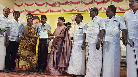 1,236 பேருக்கு இ-பட்டா: அமைச்சா் பி. கீதாஜீவன் வழங்கினாா்