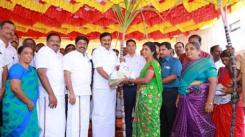 திருப்பூா், குப்பாண்டம்பாளையம் தொடக்க வேளாண்மை கூட்டுறவு சங்கத்தில் நடைபெற்ற நிகழ்ச்சியில் குடும்ப அட்டைதாரருக்கு ரூ.3 ஆயிரம் ரொக்கம், பொங்கல் பரிசுத் தொகுப்பு உள்ளிட்டவற்றை வழங்கிய அமைச்சா் மு.பெ.சாமிநாதன். உடன், மாவட்ட ஆட்சியா் மனீஷ் உள்ளிட்டோா்.