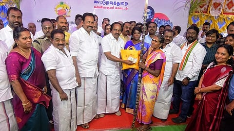 கன்னியாகுமரி மாவட்ட 5.80 லட்சம்
குடும்ப அட்டைதாரா்களுக்கு பொங்கல் பரிசுத் தொகுப்பு: அமைச்சா் தொடங்கி வைத்தாா்