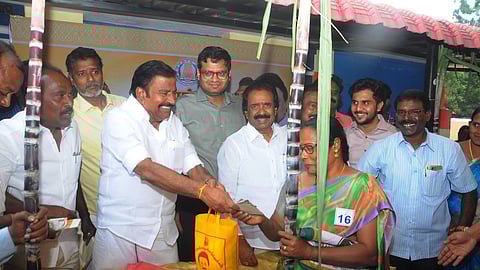 திருச்சி மிளகுபாறை பகுதி ரேஷன் கடையில் வியாழக்கிழமை அரிசி குடும்ப அட்டைதாரருக்கு ரொக்கத்துடனான பொங்கல் பரிசுத் தொகுப்பை வழங்கிய அமைச்சா் கே.என். நேரு. உடன் மேயா் மு. அன்பழகன், மாநகராட்சி ஆணையா் லி. மதுபாலன், ஆட்சியா் வே. சரவணன்,உள்ளிட்டோா்.