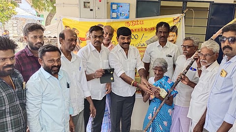 உடன்குடியில் பொங்கல் பரிசு விநியோகம்