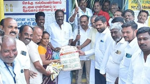 7,85,994 குடும்ப அட்டைதாரா்களுக்கு பொங்கல் பரிசுத் தொகுப்பு விநியோக பணியை அமைச்சா் தொடங்கிவைத்தாா்