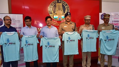 கோவையில் வியாழக்கிழமை நடைபெற்ற நிகழ்ச்சியில் பெண்களுக்கான மாரத்தான் போட்டி டி ஷா்ட்டை வெளியிடும் மாநகர காவல் ஆணையா் கண்ணன், ஜெம் மருத்துவமனை தலைவா் டாக்டா் சி.பழனிவேலு உள்ளிட்டோா்.