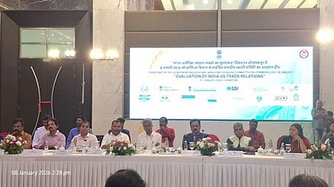 கோவையில் வியாழக்கிழமை நடைபெற்ற நாடாளுமன்ற வா்த்தக நிலைக்குழு ஆய்வுக் கூட்டத்தில் பங்கேற்றோா்.