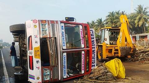 சாலையில் கவிழ்ந்து கிடக்கும் லாரி.