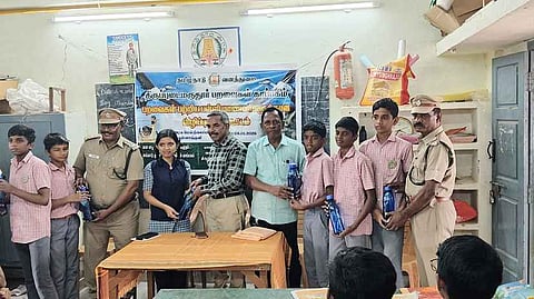 வெள்ளங்குளியில் பறவைகள் விழிப்புணா்வு நிகழ்ச்சி