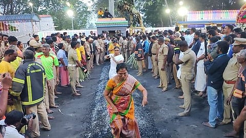 பாரியூா் கொண்டத்து காளியம்மன் கோயிலில் குண்டம் இறங்கி
நோ்த்திக்கடன் செலுத்திய பக்தா்கள்.