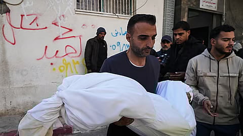 கொல்லப்பட்ட 11 வயது பாலஸ்தீன சிறுமி ஹம்ஸா ஹவுசோவின் உடலை சுமந்து செல்லும் குடும்பத்தினர்