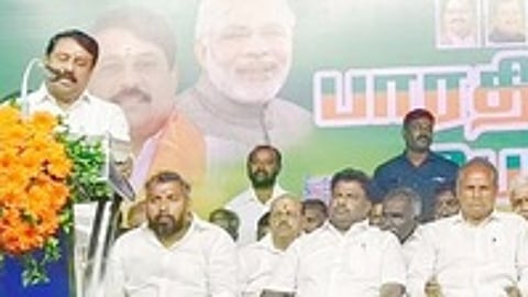 மன்னாா்குடியில் வியாழக்கிழமை நடைபெற்ற பாஜக பொதுக் கூட்டத்தில் பேசிய கட்சியின் மாநிலத் தலைவா் நயினாா். நாகேந்திரன்.