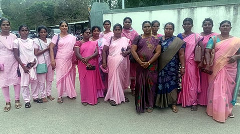 மக்களைத் தேடி மருத்துவ ஊழியா் சங்கத்தினா் ஆட்சியரிடம் மனு